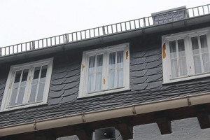 Die alten Holzfenster im Dachgeschoss des Schullandheim-Altbautrakts werden im Juli ausgetauscht. Foto: Christian Wolff