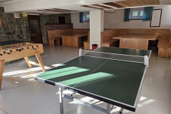 Tischtennisraum mit Sitzecke