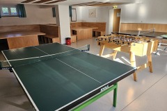 Tischtennisraum mit Sitzecke