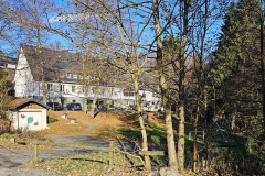 Rückseite mit Spielplatz