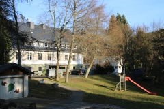 Rückseite mit Spielplatz